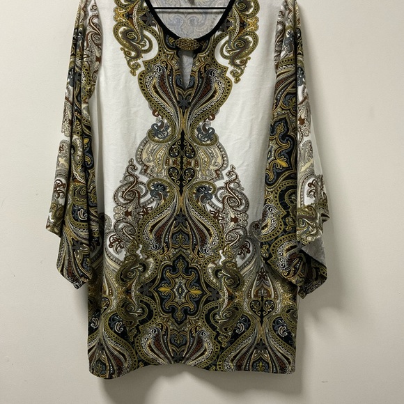Beautifully Patterned Long Sleeve Melissa Paige Bell Sleeve Top! - Picture 10 of 12